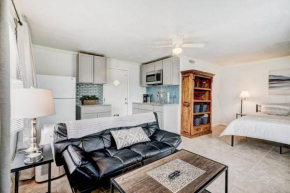 Cozy Studio Near Paseo Apartment - Fast WiFi